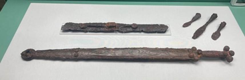 A close up of a sword

Description automatically generated